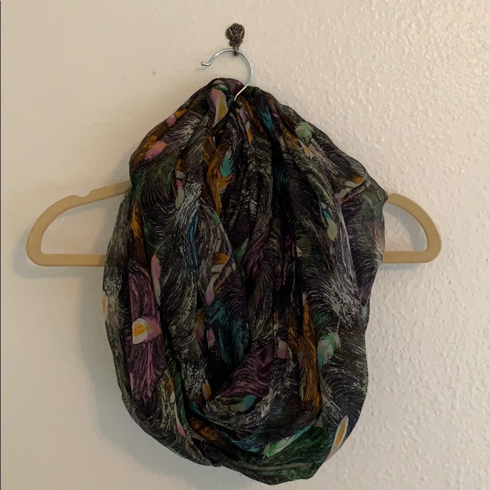 FEATHER PATTERN INFINITY SCARF